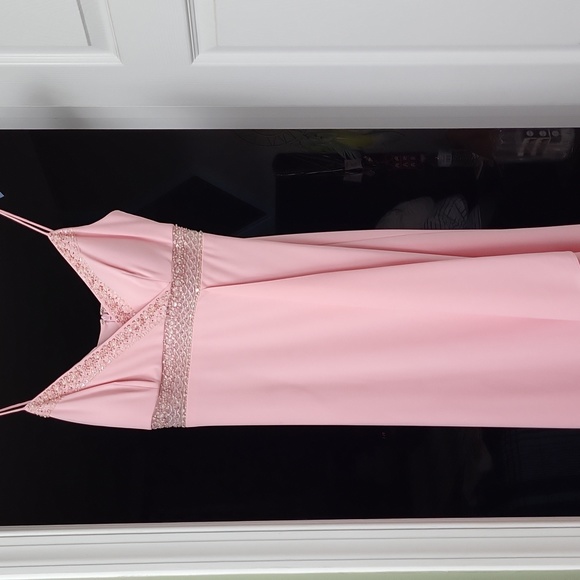 Beautiful pink sequence evening gown. - Picture 2 of 4
